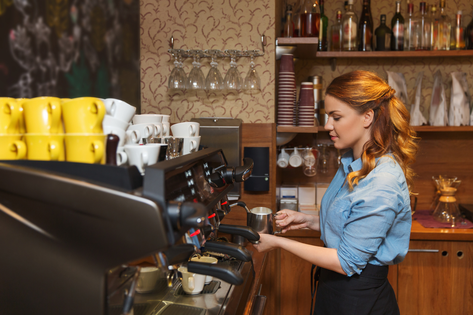 Barista gör kaffe